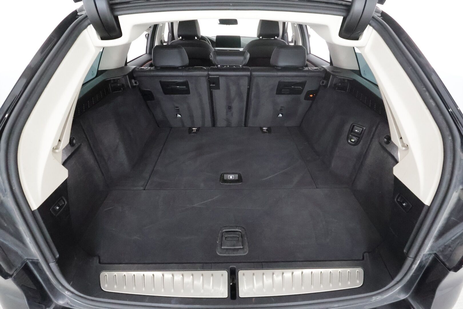 BMW 520 2023 G31 Touring 520d A xDrive MHEV * Webasto / Koukku / ACC / Adapt.LED / P.kamera / Sportnahat * - 1-om Suomi-auto / Kahdet renkaat aluvanteilla / Merkkihuollot