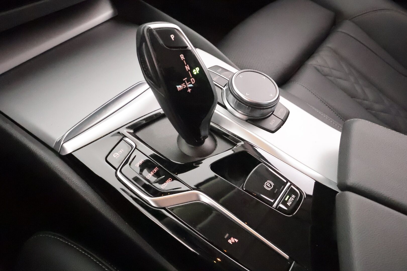 BMW 520 2023 G31 Touring 520d A xDrive MHEV * Webasto / Koukku / ACC / Adapt.LED / P.kamera / Sportnahat * - 1-om Suomi-auto / Kahdet renkaat aluvanteilla / Merkkihuollot