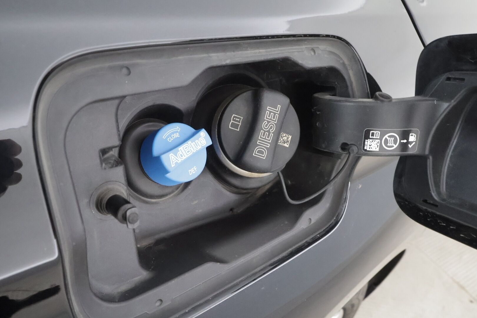 BMW 520 2023 G31 Touring 520d A xDrive MHEV * Webasto / Koukku / ACC / Adapt.LED / P.kamera / Sportnahat * - 1-om Suomi-auto / Kahdet renkaat aluvanteilla / Merkkihuollot