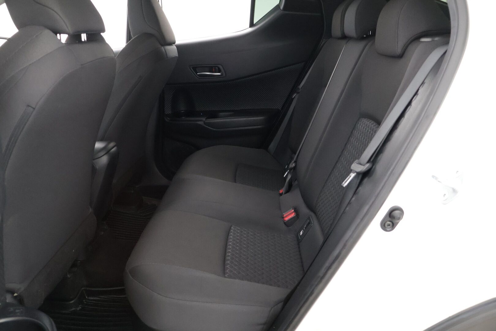 Toyota C-HR 2022 1,8 Hybrid Active * ACC / P.Kamera / LED / Kaistavahti * - Merkkihuollettu / 2x Renkaat & Vanteet / Seuraava katsastus 12/2027
