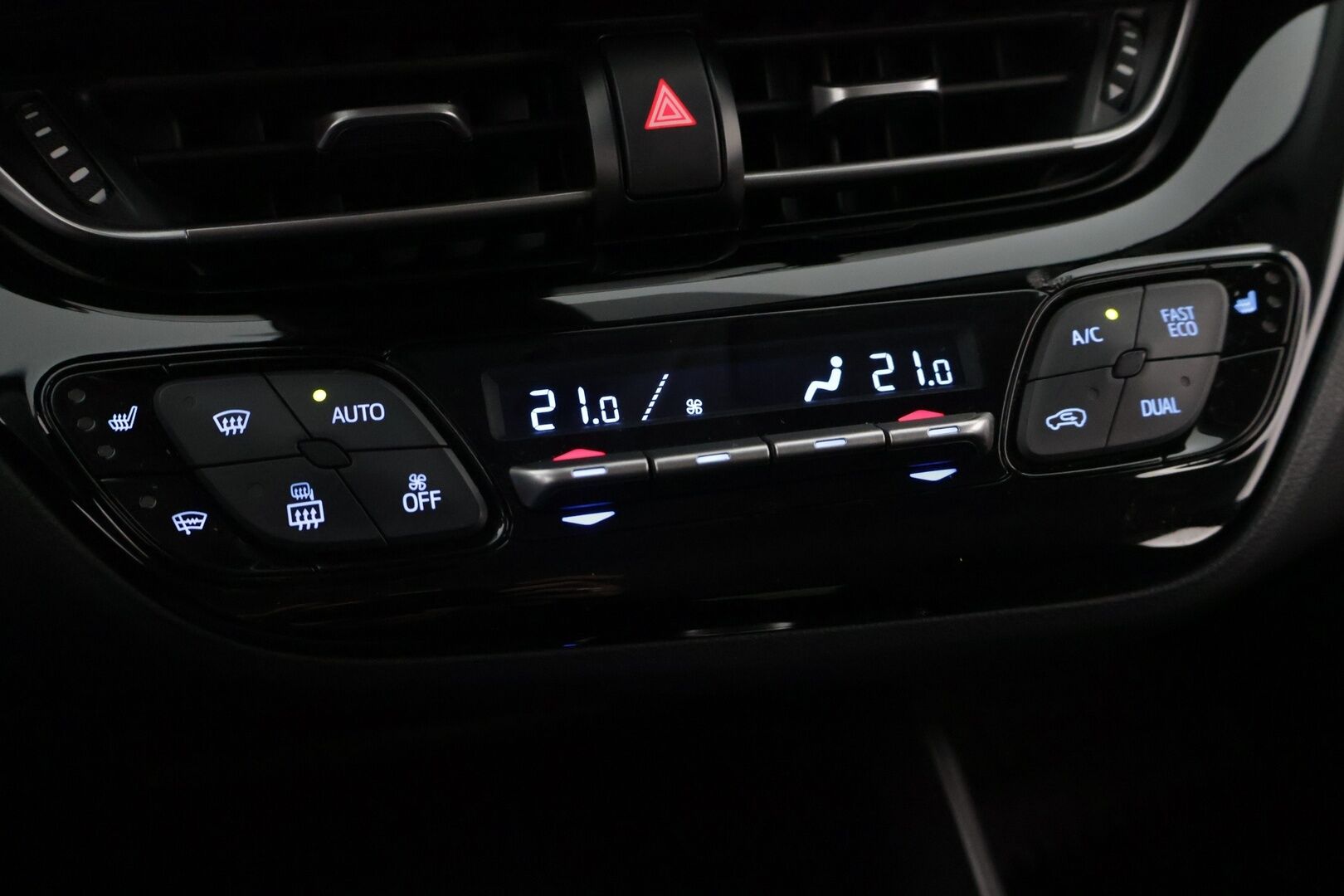 Toyota C-HR 2022 1,8 Hybrid Active * ACC / P.Kamera / LED / Kaistavahti * - Merkkihuollettu / 2x Renkaat & Vanteet / Seuraava katsastus 12/2027