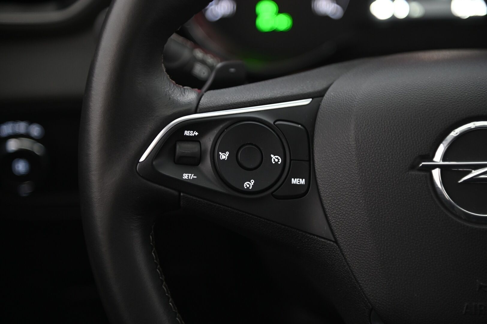 Opel Grandland 2020 Innovation 300 PHEV AWD A8*Koukku / Lämmitettävä tuulilasi / Vakkari / Blis / Kessy / Navi* - *Juuri saapunut! / P-Kamera / Tutkat / LED-valot / S-luukku / 2X renkaat*