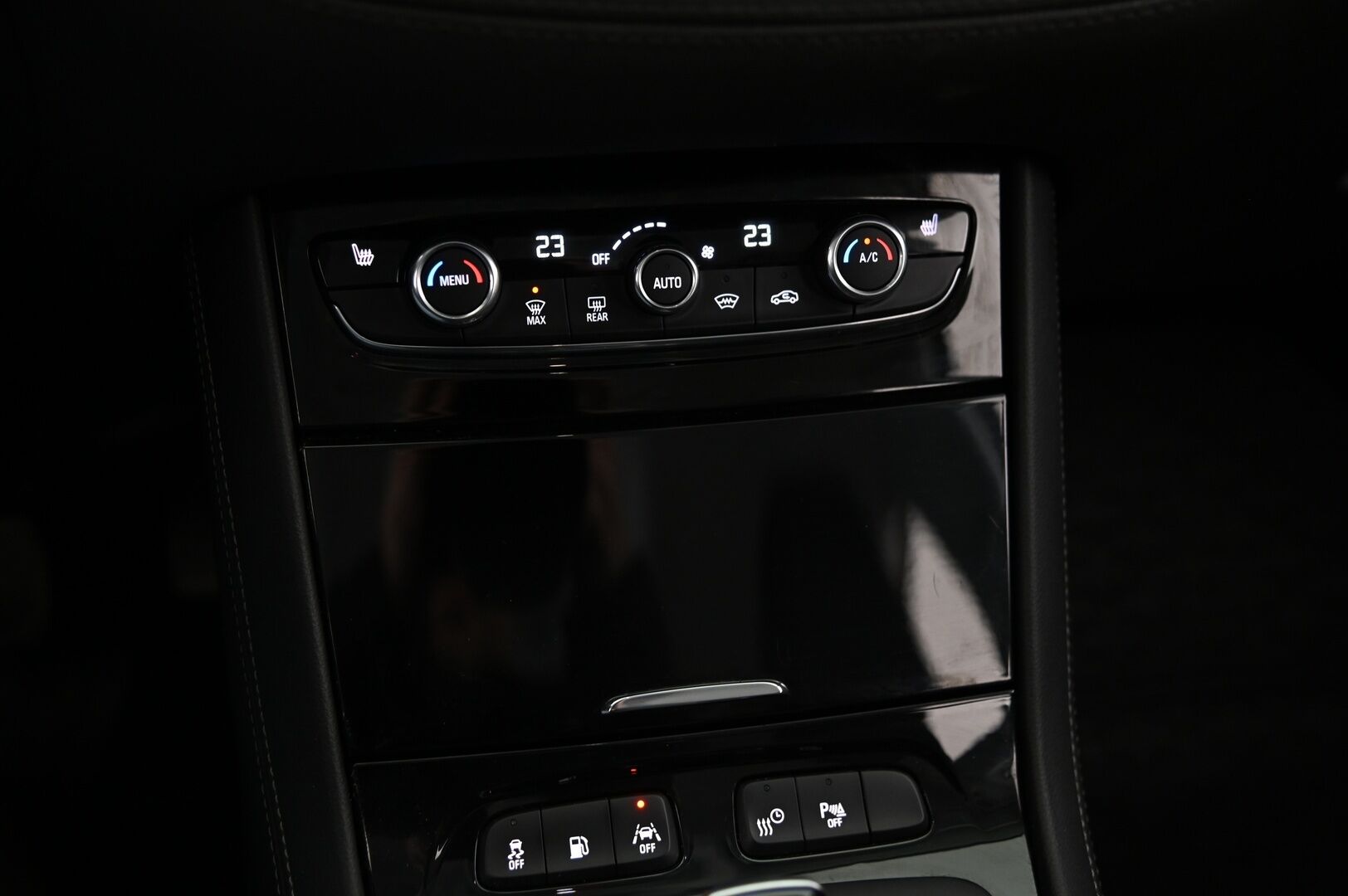 Opel Grandland 2020 Innovation 300 PHEV AWD A8*Koukku / Lämmitettävä tuulilasi / Vakkari / Blis / Kessy / Navi* - *Juuri saapunut! / P-Kamera / Tutkat / LED-valot / S-luukku / 2X renkaat*