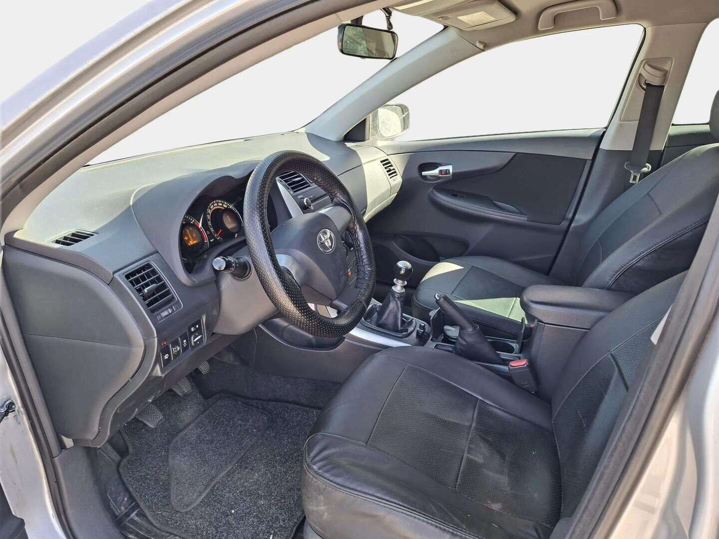Toyota Corolla 2012 1,33 Dual VVT-i Stop & Start Linea Sol 4ov * 2xRenkaat / Penkinlämmittimet / 2xavain / Ilmastointi / Lohko sisähaaralla *
