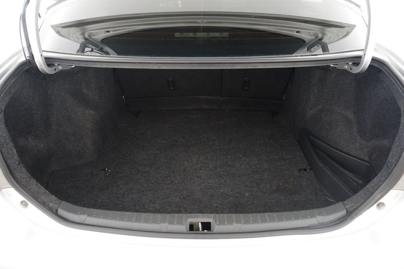 Toyota Corolla 2012 1,33 Dual VVT-i Stop & Start Linea Sol 4ov - | Pienet Kilsat | Lohko + Sisäpistoke | 2X Renkaat & Vanteet | Huoltokirja | Radio | Isofix |