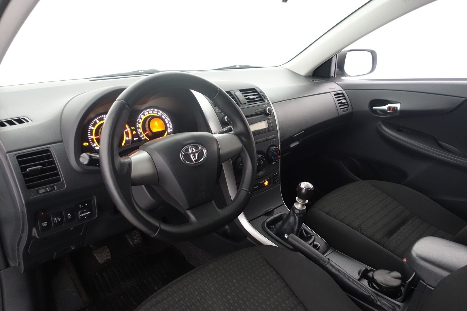 Toyota Corolla 2012 1,33 Dual VVT-i Stop & Start Linea Sol 4ov - | Pienet Kilsat | Lohko + Sisäpistoke | 2X Renkaat & Vanteet | Huoltokirja | Radio | Isofix |