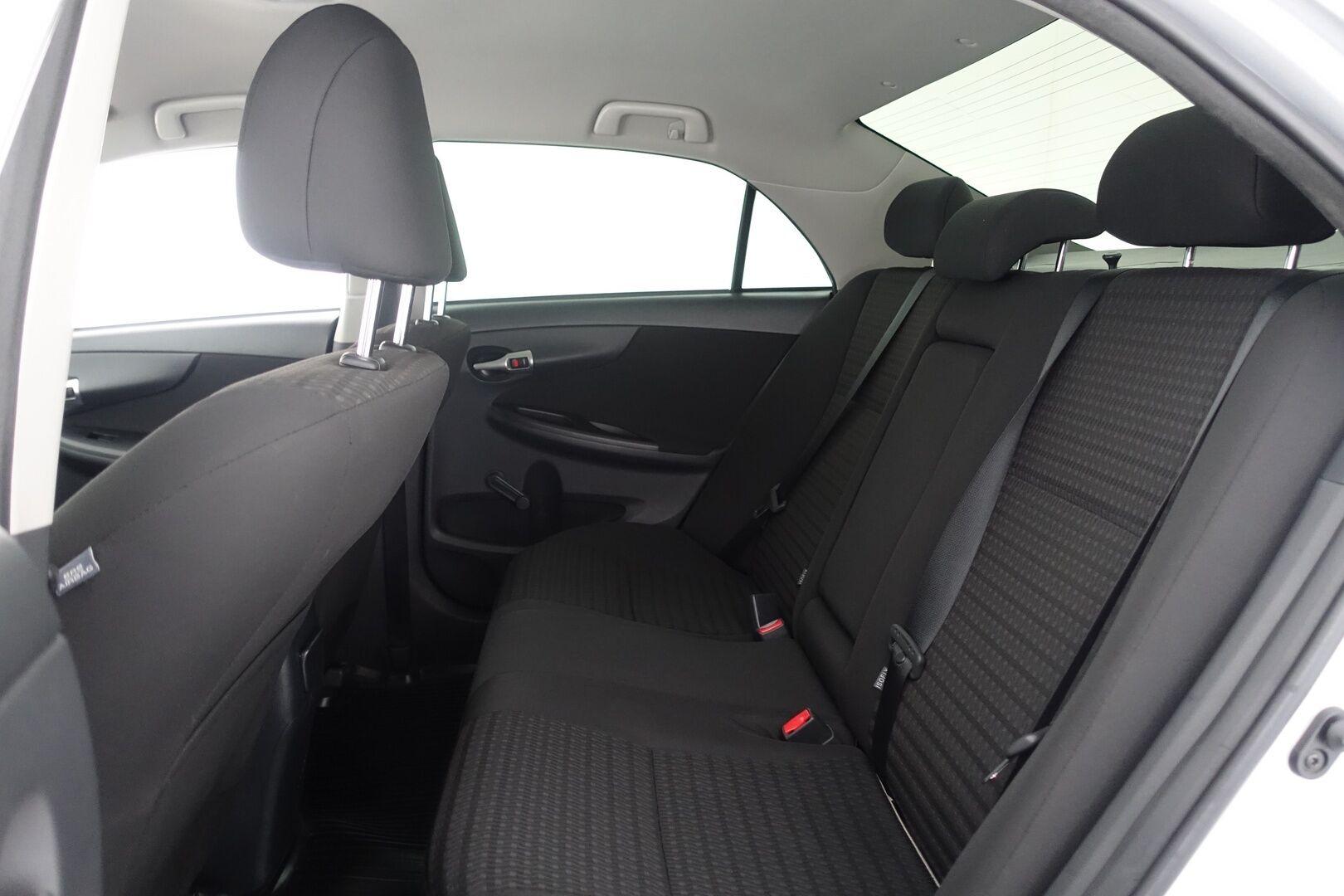 Toyota Corolla 2012 1,33 Dual VVT-i Stop & Start Linea Sol 4ov - | Pienet Kilsat | Lohko + Sisäpistoke | 2X Renkaat & Vanteet | Huoltokirja | Radio | Isofix |