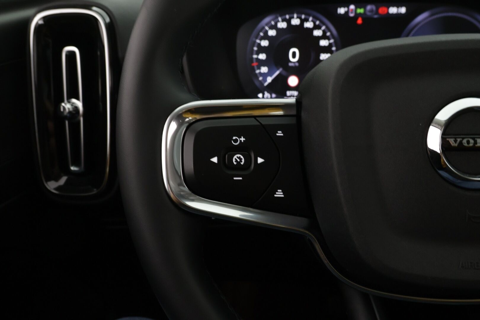 Volvo XC40 2022 T4 TwE Business Inscription aut *Panoramakatto/ Pienet kilsat / Vakkari - Huippusiisti / Hyvin pidetty / Kattavasti varusteltu!