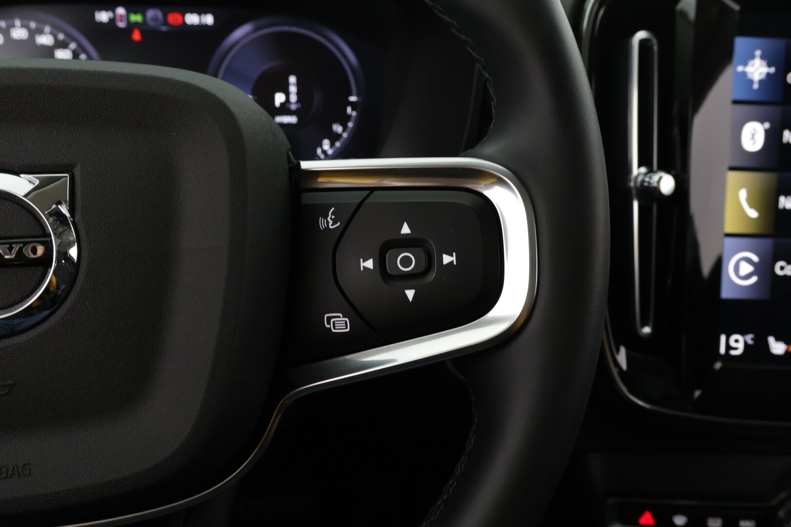 Volvo XC40 2022 T4 TwE Business Inscription aut *Panoramakatto/ Pienet kilsat / Vakkari - Huippusiisti / Hyvin pidetty / Kattavasti varusteltu!