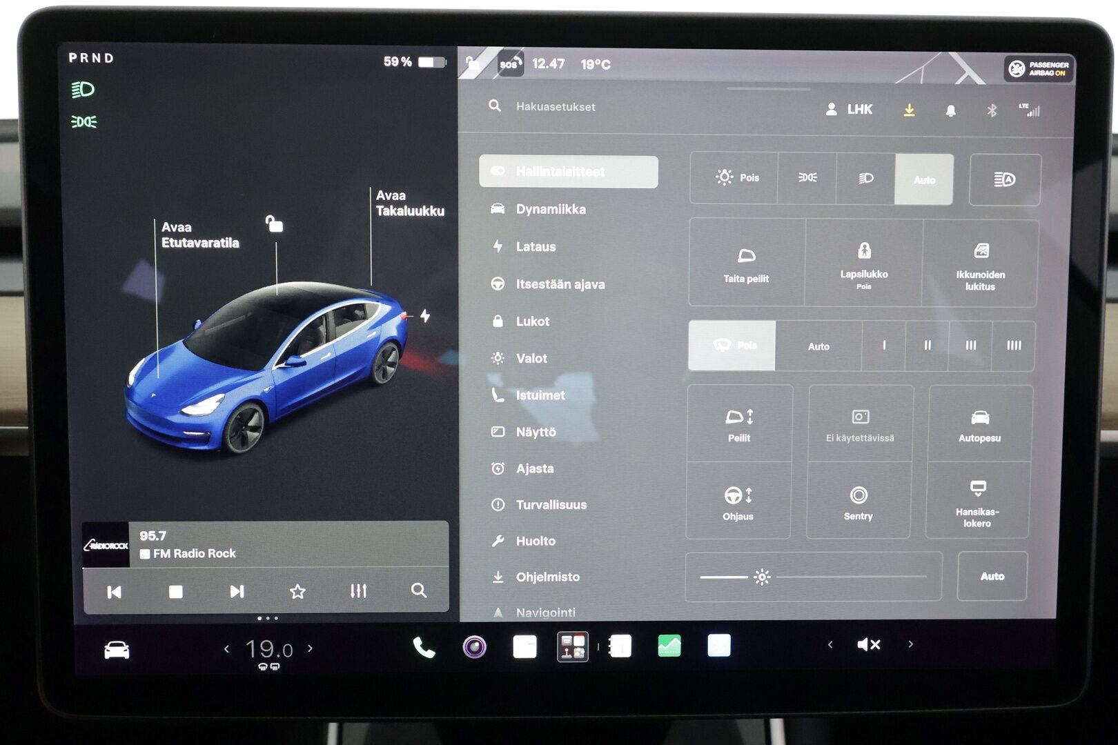 Tesla Model 3 2019 Standard Range Plus - | Lasikatto | ACC | LED | P.Kamera | Muistipenkki | Premium Speakers | Navi | Kaistavahti | Keyless | Nahkaverhoilu | 2x Latauskaapelit | Kahdet renkaat |