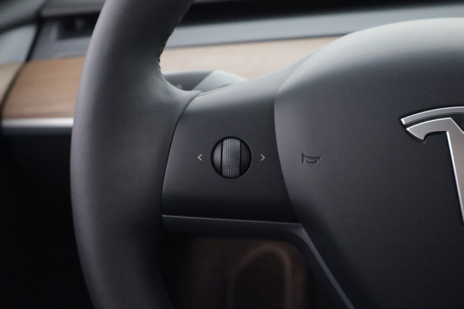 Tesla Model Y 2025 Long Range MY 2025 * 1OM Suomiauto / Vetokoukku / Matrix LED / Lämpöpumppu / Peruutuskamera / Nahkasisusta / Tulossa myyntiin!