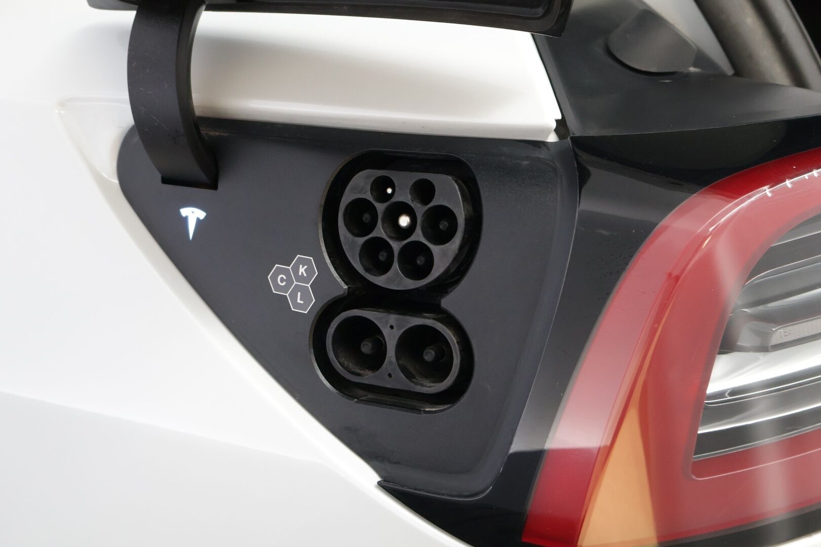 Tesla Model Y 2025 Long Range MY 2025 * 1OM Suomiauto / Vetokoukku / Matrix LED / Lämpöpumppu / Peruutuskamera / Nahkasisusta / Tulossa myyntiin!