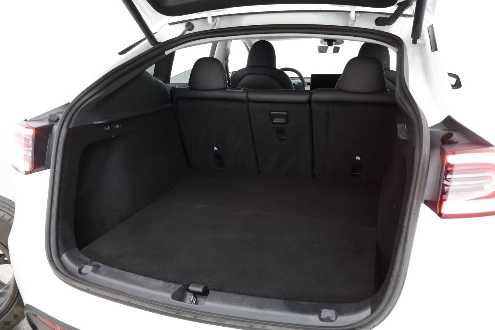 Tesla Model Y 2025 Long Range MY 2025 * 1OM Suomiauto / Vetokoukku / Matrix LED / Lämpöpumppu / Peruutuskamera / Nahkasisusta / Tulossa myyntiin!