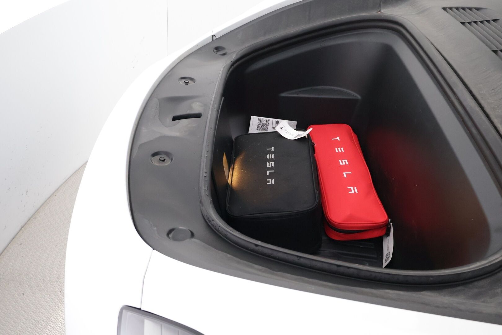 Tesla Model Y 2025 Long Range MY 2025 * 1OM Suomiauto / Vetokoukku / Matrix LED / Lämpöpumppu / Peruutuskamera / Nahkasisusta / Tulossa myyntiin!