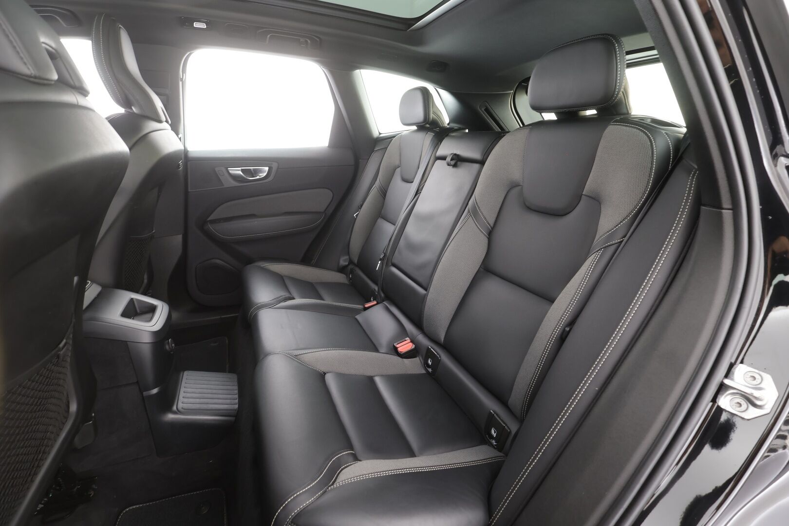Volvo XC60 2022 T6 TwE AWD Business R-Design aut - | Muistipenkki | Koukku | Puolinahat | Panorama | Keyless | High Perf. Audio | P.kamera | Sähk. takaluukku | 22" vanteet | 2x renkaat aluin | 