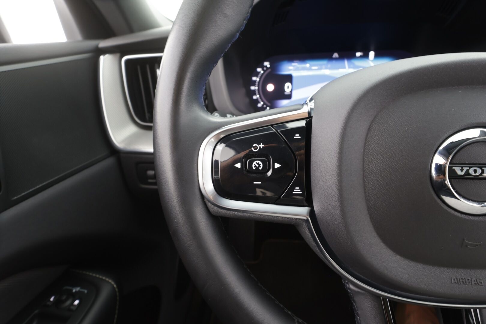 Volvo XC60 2022 T6 TwE AWD Business R-Design aut - | Muistipenkki | Koukku | Puolinahat | Panorama | Keyless | High Perf. Audio | P.kamera | Sähk. takaluukku | 22" vanteet | 2x renkaat aluin | 