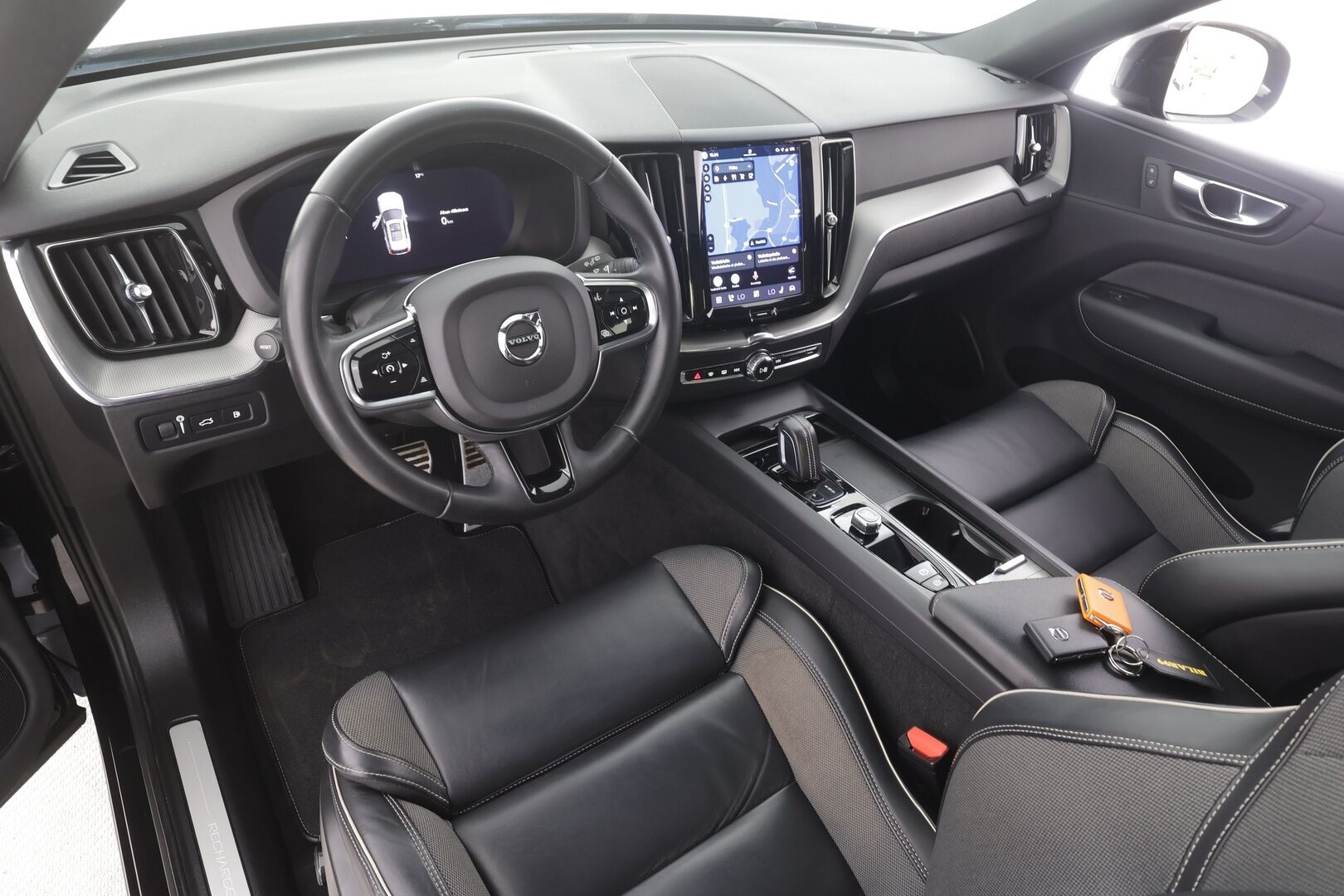 Volvo XC60 2022 T6 TwE AWD Business R-Design aut - | Muistipenkki | Koukku | Puolinahat | Panorama | Keyless | High Perf. Audio | P.kamera | Sähk. takaluukku | 22" vanteet | 2x renkaat aluin | 