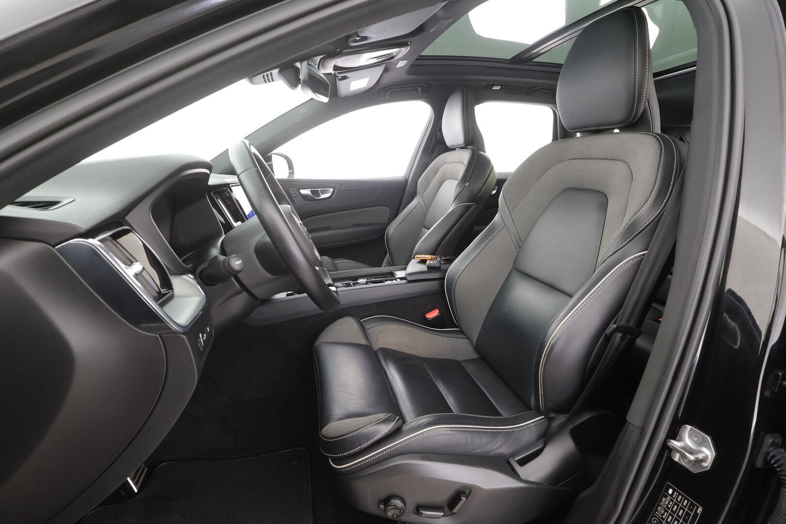 Volvo XC60 2022 T6 TwE AWD Business R-Design aut - | Muistipenkki | Koukku | Puolinahat | Panorama | Keyless | High Perf. Audio | P.kamera | Sähk. takaluukku | 22" vanteet | 2x renkaat aluin | 