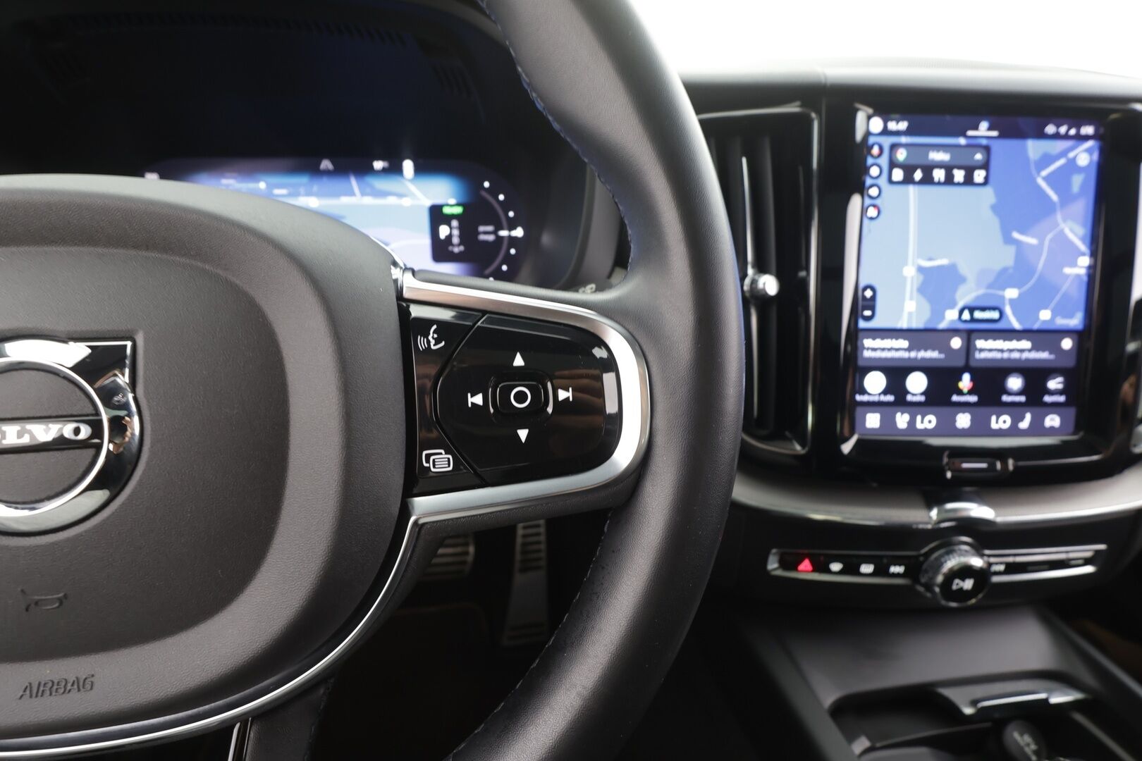 Volvo XC60 2022 T6 TwE AWD Business R-Design aut - | Muistipenkki | Koukku | Puolinahat | Panorama | Keyless | High Perf. Audio | P.kamera | Sähk. takaluukku | 22" vanteet | 2x renkaat aluin | 