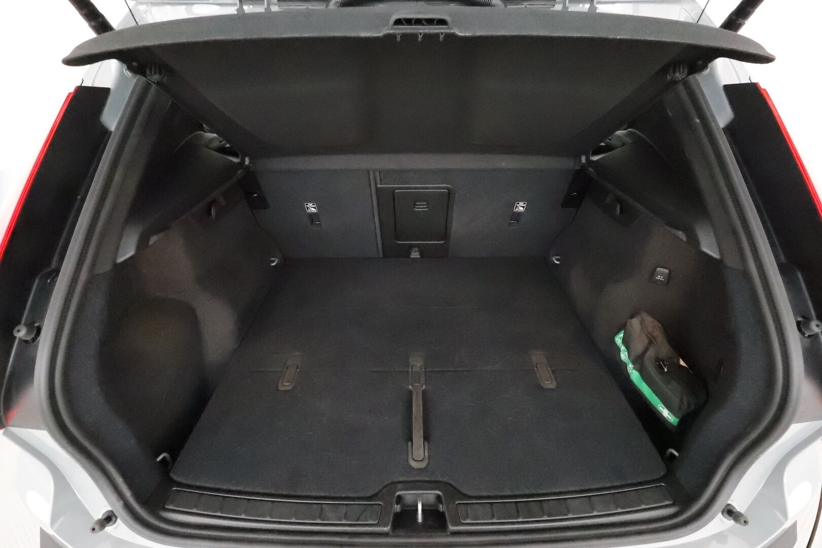 Volvo XC40 2025 B3 MHEV Edition DCT aut **Adapt.vakkari / 360.kamera / Facelift / Webasto / BLIS / Navi / KeylessGo** - 3,99 % KORKOTARJOUS TÄHÄN AUTOON - 1.Om Suomi-auto / Kahdet renkaat aluvanteilla / Penkinlämmittimet takana / Ratinlämmitin / High Performance Audio