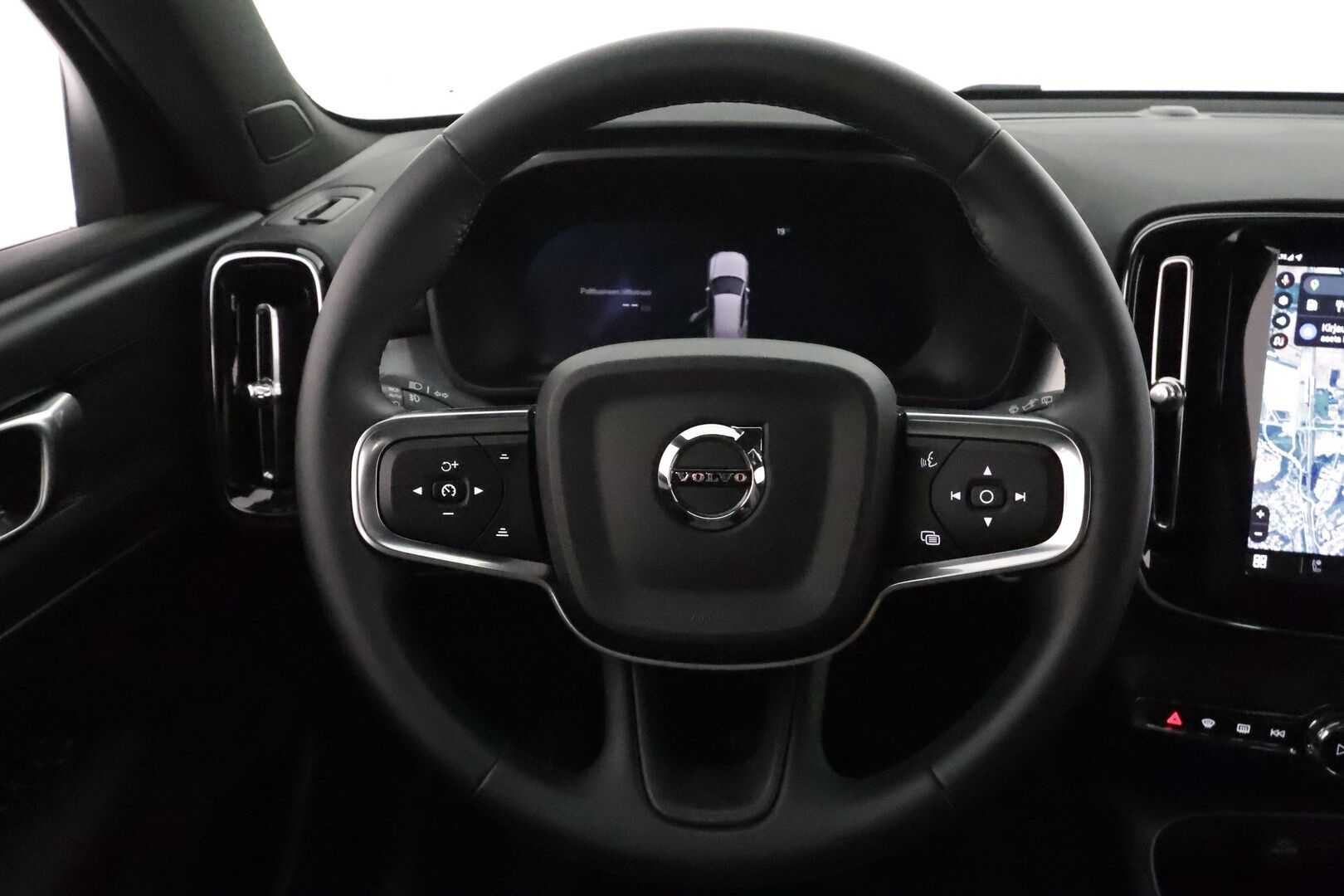 Volvo XC40 2025 B3 MHEV Edition DCT aut **Adapt.vakkari / 360.kamera / Facelift / Webasto / BLIS / Navi / KeylessGo** - 3,99 % KORKOTARJOUS TÄHÄN AUTOON - 1.Om Suomi-auto / Kahdet renkaat aluvanteilla / Penkinlämmittimet takana / Ratinlämmitin / High Performance Audio