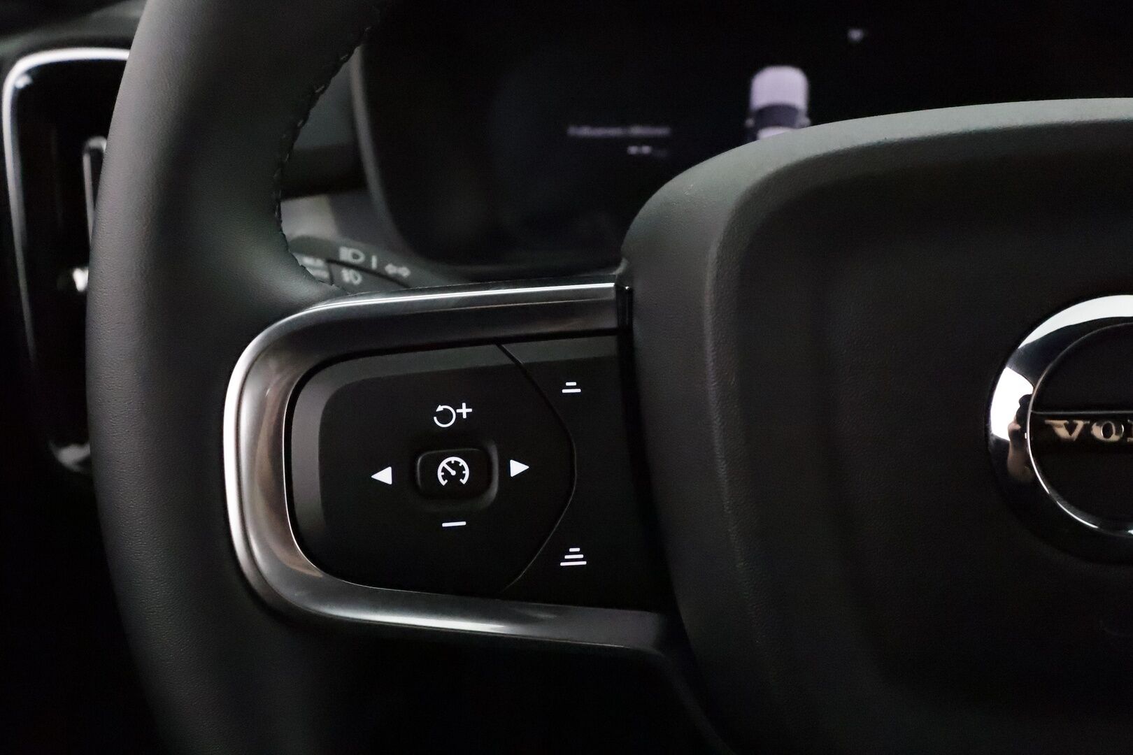 Volvo XC40 2025 B3 MHEV Edition DCT aut **Adapt.vakkari / 360.kamera / Facelift / Webasto / BLIS / Navi / KeylessGo** - 1.Om Suomi-auto / Kahdet renkaat aluvanteilla / Penkinlämmittimet takana / Ratinlämmitin / High Performance Audio - Osta nyt, maksa vasta ensi vuonna