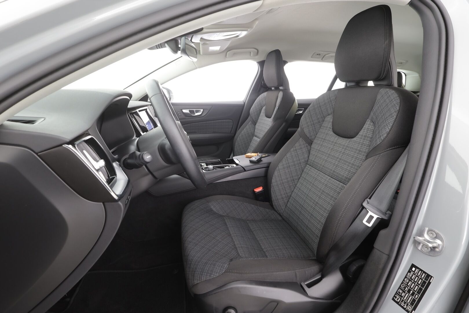 Volvo V60 2025 T6 AWD Long Range Core aut - | ACC | Pilot Assist | P.kamera | BLIS | Keyless | High. perf. audio | Lämm. ratti | Sähk. takaluukku | 2x renkaat aluin | 1-om suomiauto | ALV |