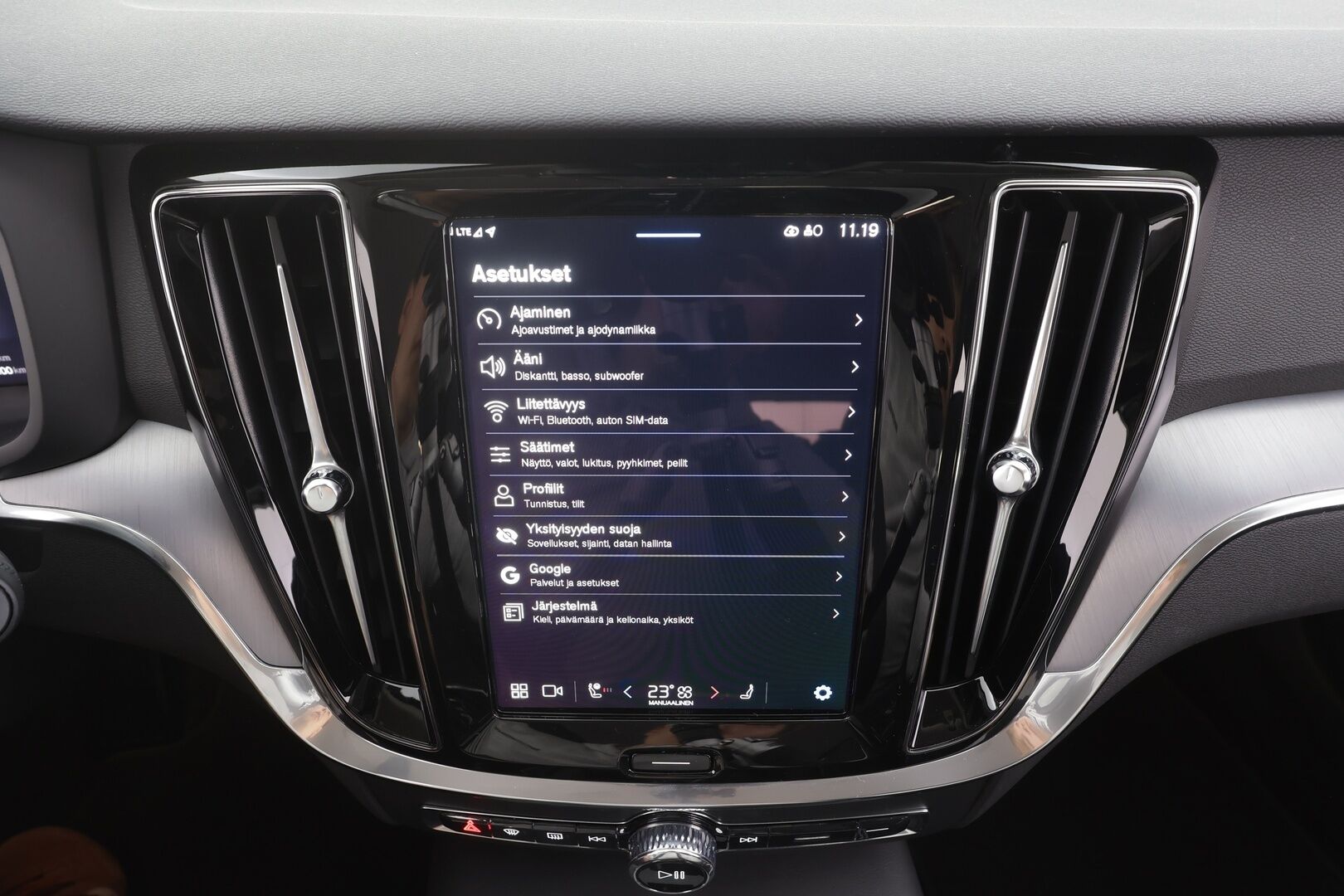 Volvo V60 2025 T6 AWD Long Range Core aut - | ACC | Pilot Assist | P.kamera | BLIS | Keyless | High. perf. audio | Lämm. ratti | Sähk. takaluukku | 2x renkaat aluin | 1-om suomiauto | ALV |
