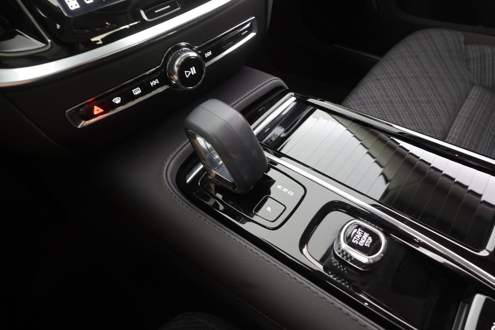 Volvo V60 2025 T6 AWD Long Range Core aut - | ACC | Pilot Assist | P.kamera | BLIS | Keyless | High. perf. audio | Lämm. ratti | Sähk. takaluukku | 2x renkaat aluin | 1-om suomiauto | ALV |