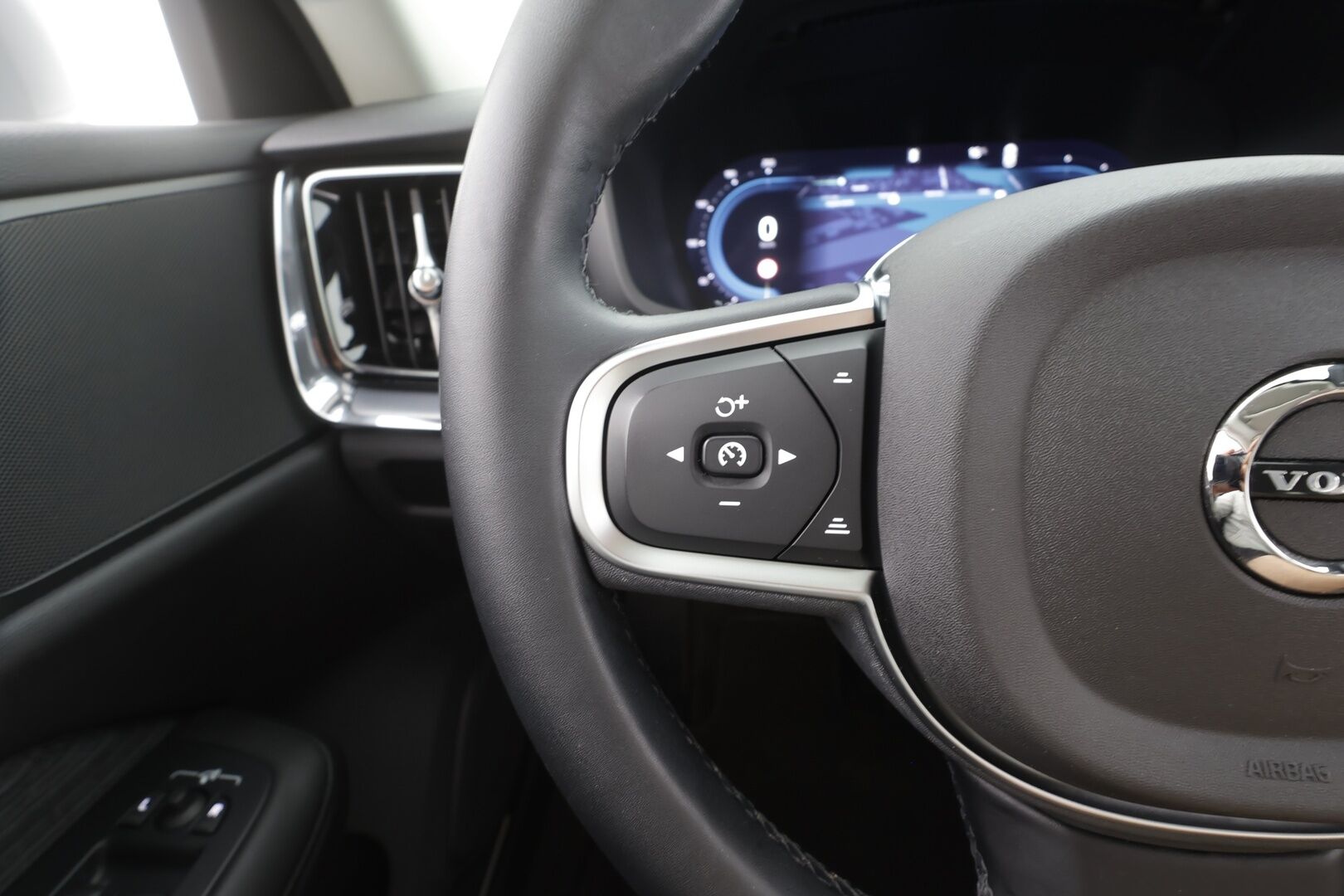 Volvo V60 2025 T6 AWD Long Range Core aut - | ACC | Pilot Assist | P.kamera | BLIS | Keyless | High. perf. audio | Lämm. ratti | Sähk. takaluukku | 2x renkaat aluin | 1-om suomiauto | ALV |