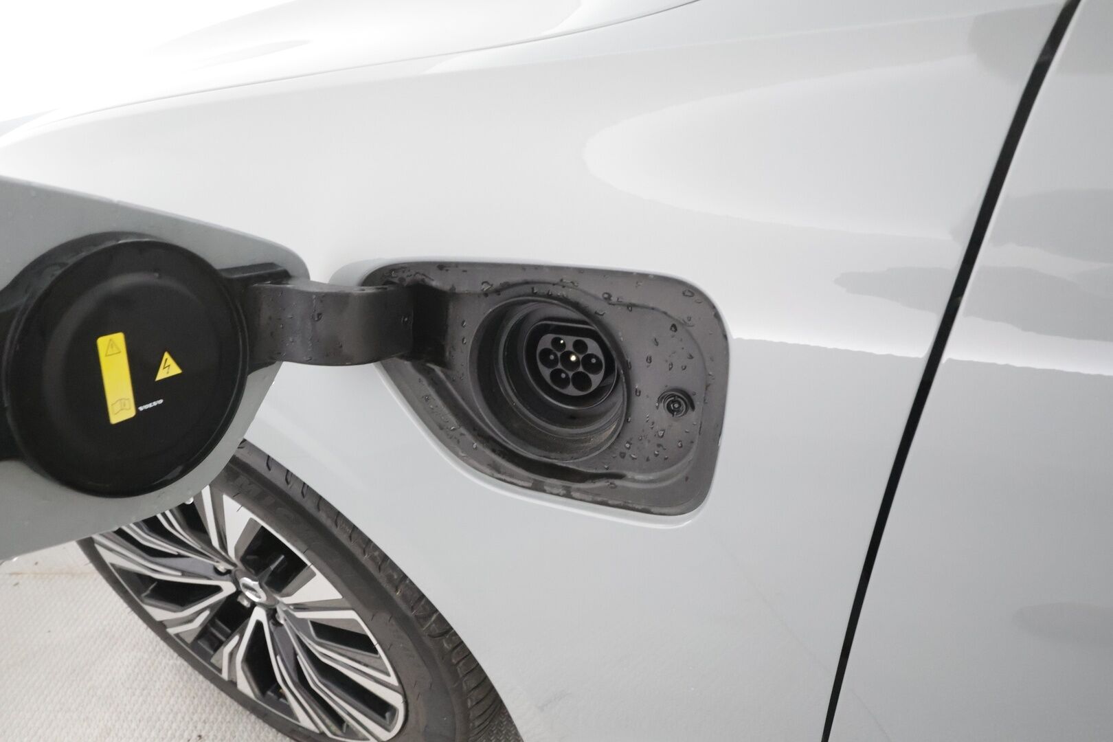 Volvo V60 2025 T6 AWD Long Range Core aut - | ACC | Pilot Assist | P.kamera | BLIS | Keyless | High. perf. audio | Lämm. ratti | Sähk. takaluukku | 2x renkaat aluin | 1-om suomiauto | ALV |