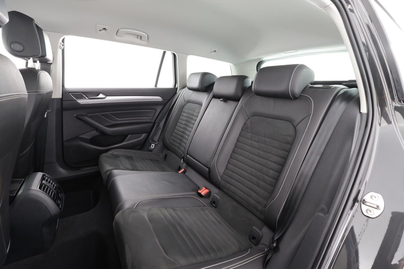 Volkswagen Passat 2021 Variant GTE Business Plug-In Hybrid 160 kW DSG * ACC / P.kamera / IQ.Light / Webasto / Koukku / Navi / Puolinahat * - Akku kuntotarkastettu / Kahdet renkaat aluvanteilla - HULLUT BLACKWEEK JATKOT - KORKOTARJOUS 2,49%