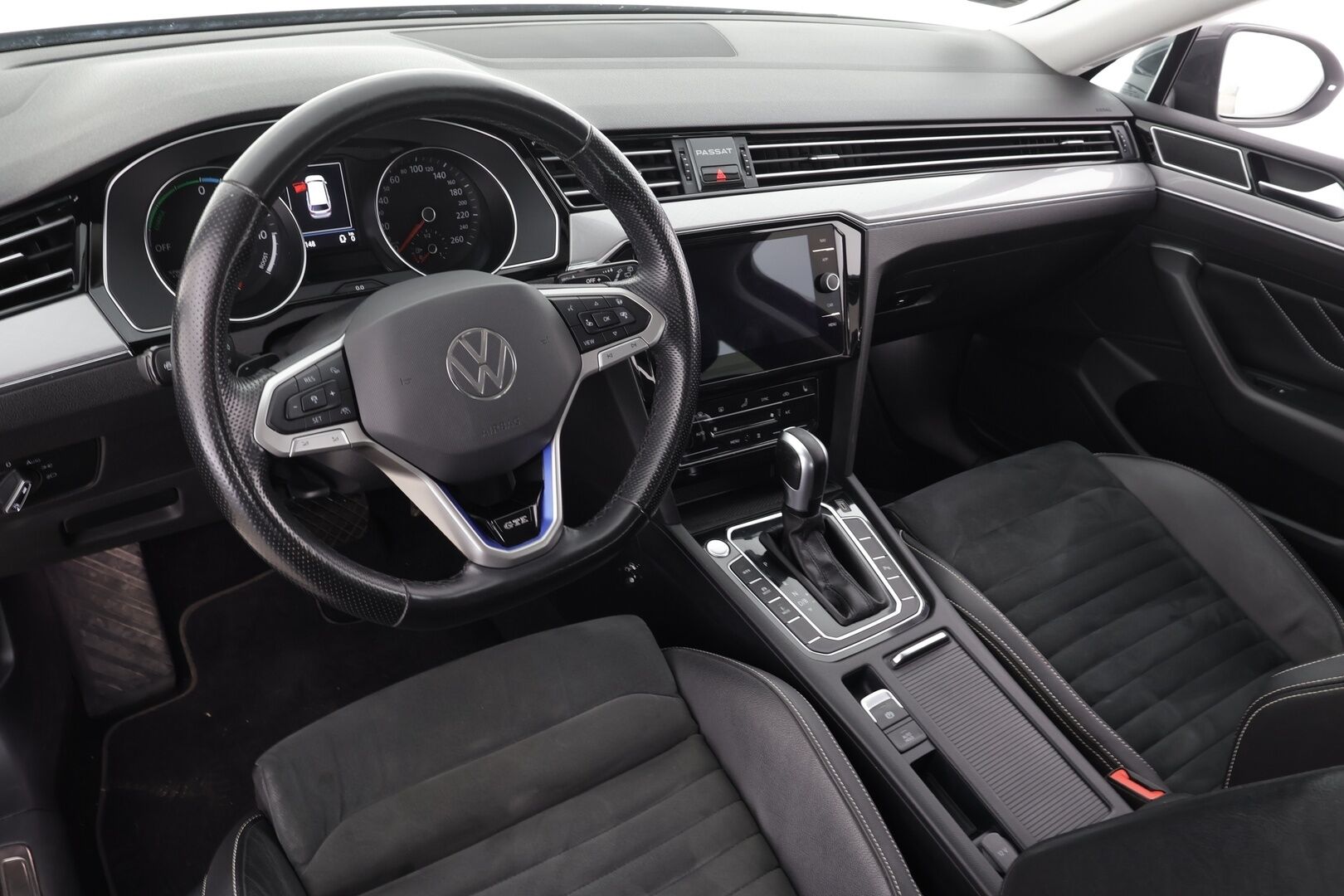 Volkswagen Passat 2021 Variant GTE Business Plug-In Hybrid 160 kW DSG * ACC / P.kamera / IQ.Light / Webasto / Koukku / Navi / Puolinahat * - Akku kuntotarkastettu / Kahdet renkaat aluvanteilla - HULLUT BLACKWEEK JATKOT - KORKOTARJOUS 2,49%