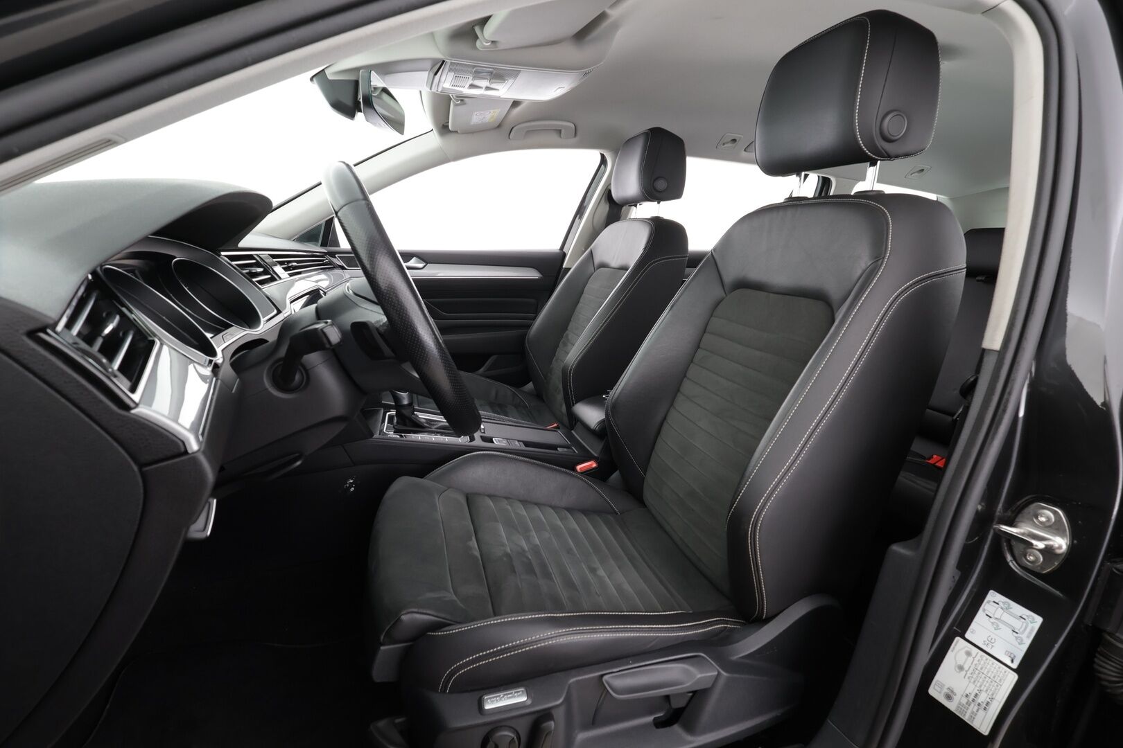 Volkswagen Passat 2021 Variant GTE Business Plug-In Hybrid 160 kW DSG * ACC / P.kamera / IQ.Light / Webasto / Koukku / Navi / Puolinahat * - Akku kuntotarkastettu / Kahdet renkaat aluvanteilla - HULLUT BLACKWEEK JATKOT - KORKOTARJOUS 2,49%