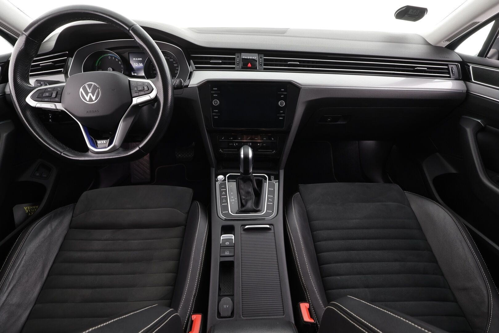 Volkswagen Passat 2021 Variant GTE Business Plug-In Hybrid 160 kW DSG * ACC / P.kamera / IQ.Light / Webasto / Koukku / Navi / Puolinahat * - Akku kuntotarkastettu / Kahdet renkaat aluvanteilla - HULLUT BLACKWEEK JATKOT - KORKOTARJOUS 2,49%