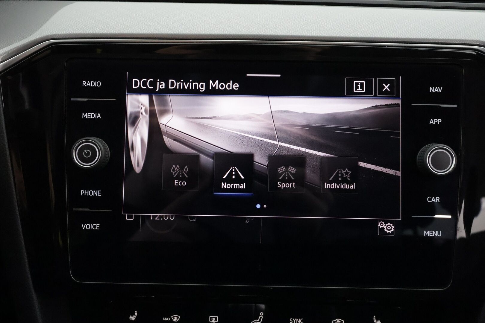 Volkswagen Passat 2021 Variant GTE Business Plug-In Hybrid 160 kW DSG * ACC / P.kamera / IQ.Light / Webasto / Koukku / Navi / Puolinahat * - Akku kuntotarkastettu / Kahdet renkaat aluvanteilla - HULLUT BLACKWEEK JATKOT - KORKOTARJOUS 2,49%