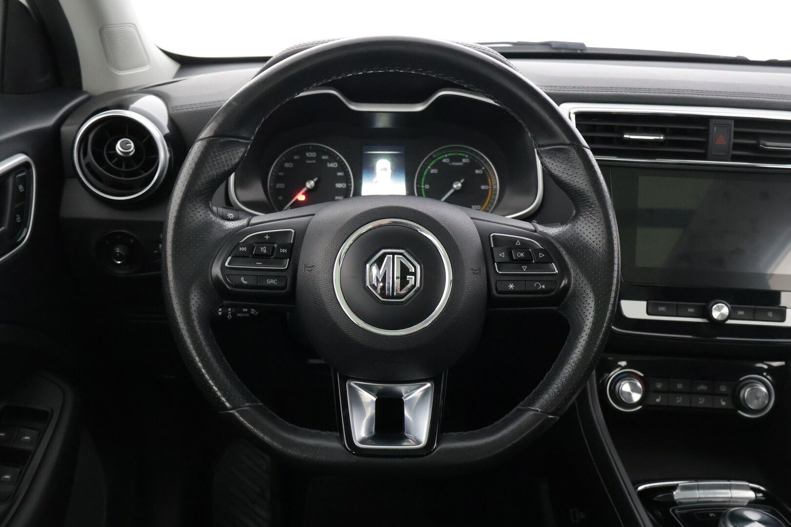 MG ZS 2021 EV Luxury * Panorama / Kamera / BLIS / Apple & Android * - Merkkihuollettu siisti yksilö pienillä kilsoilla! 