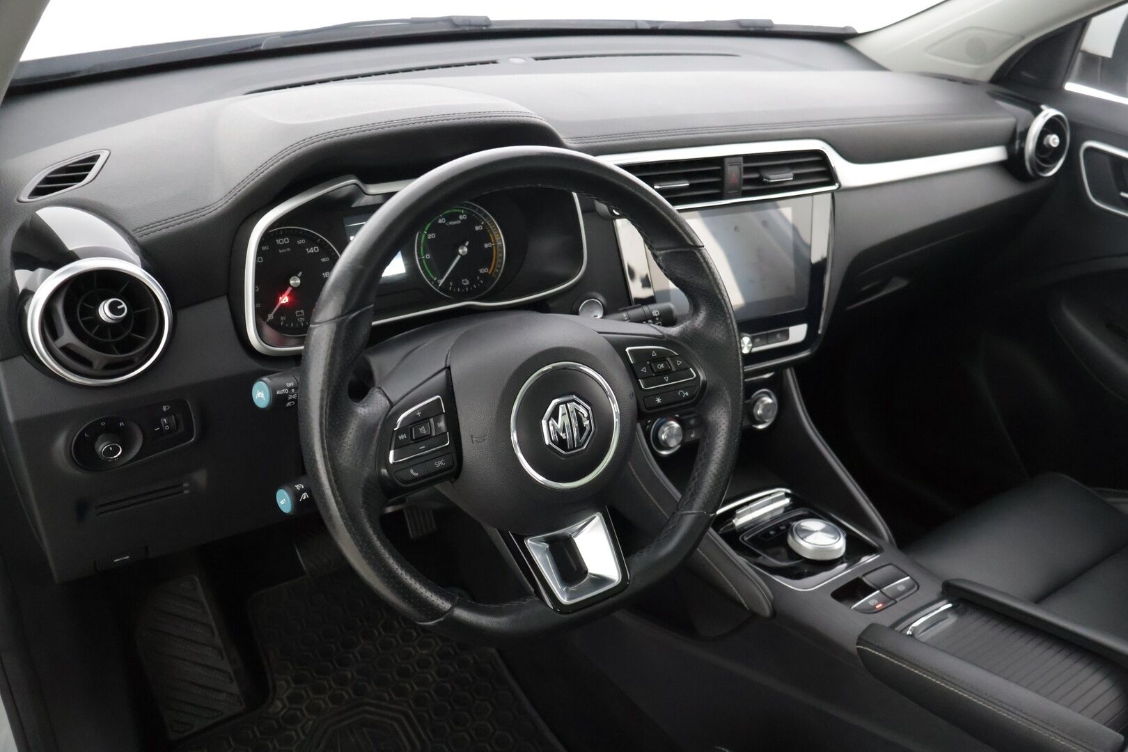 MG ZS 2021 EV Luxury * Panorama / Kamera / BLIS / Apple & Android * - Merkkihuollettu siisti yksilö pienillä kilsoilla! 