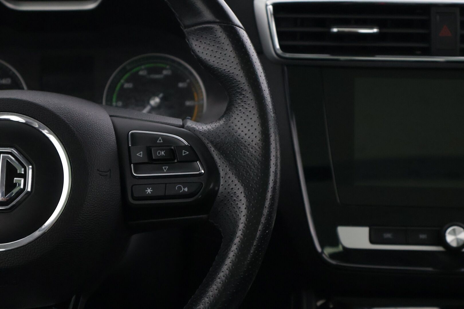 MG ZS 2021 EV Luxury * Panorama / Kamera / BLIS / Apple & Android * - Merkkihuollettu siisti yksilö pienillä kilsoilla! 
