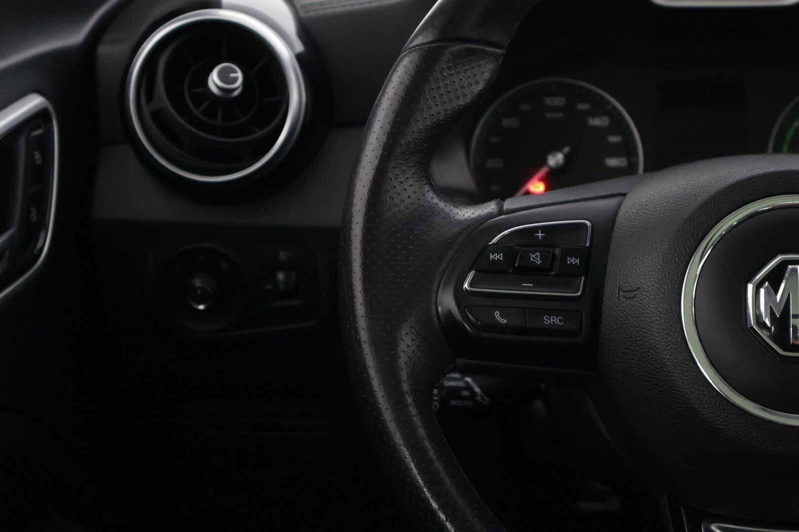MG ZS 2021 EV Luxury * Panorama / Kamera / BLIS / Apple & Android * - Merkkihuollettu siisti yksilö pienillä kilsoilla! 