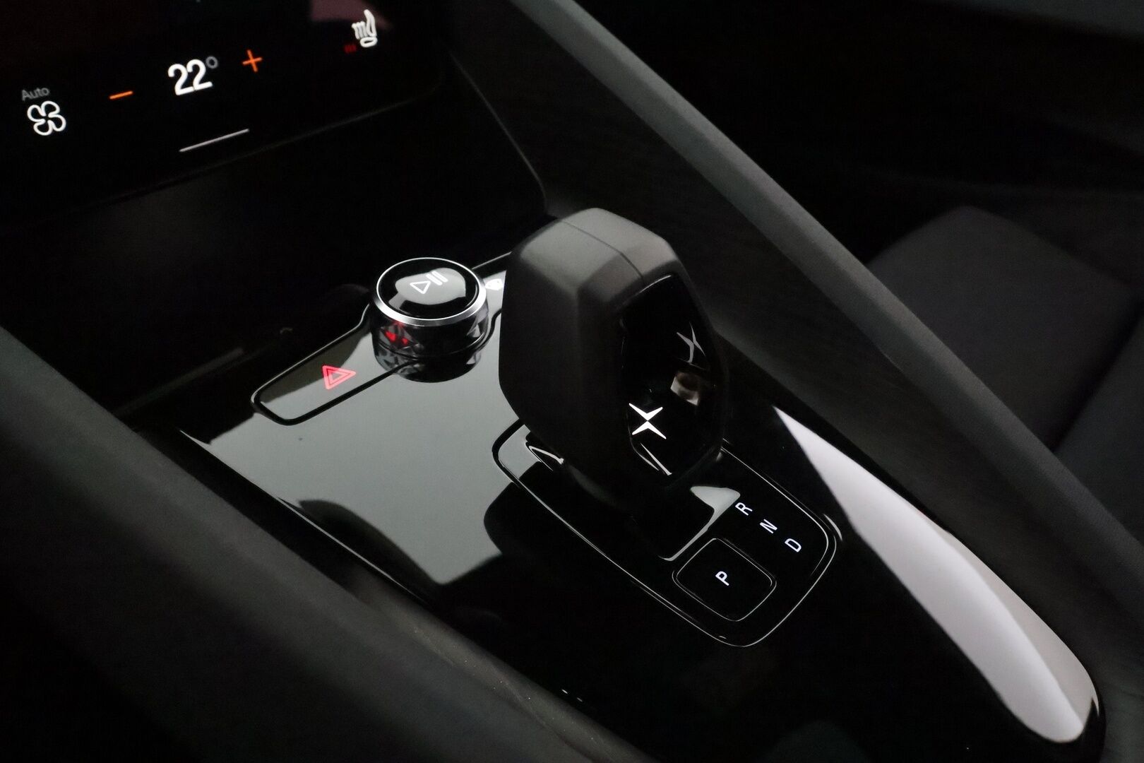 Polestar 2 2022 Long Range Dual Motor, 300kW, 78kWh **Pixelit / Lämpöpumppu / Pilot&Plus paketti / H&K / Lasikatto / Muistipenkki / 360 kamera** - 3,99 % KORKOTARJOUS TÄHÄN AUTOON - Akku kuntotarkistettu! / Kahdet renkaat