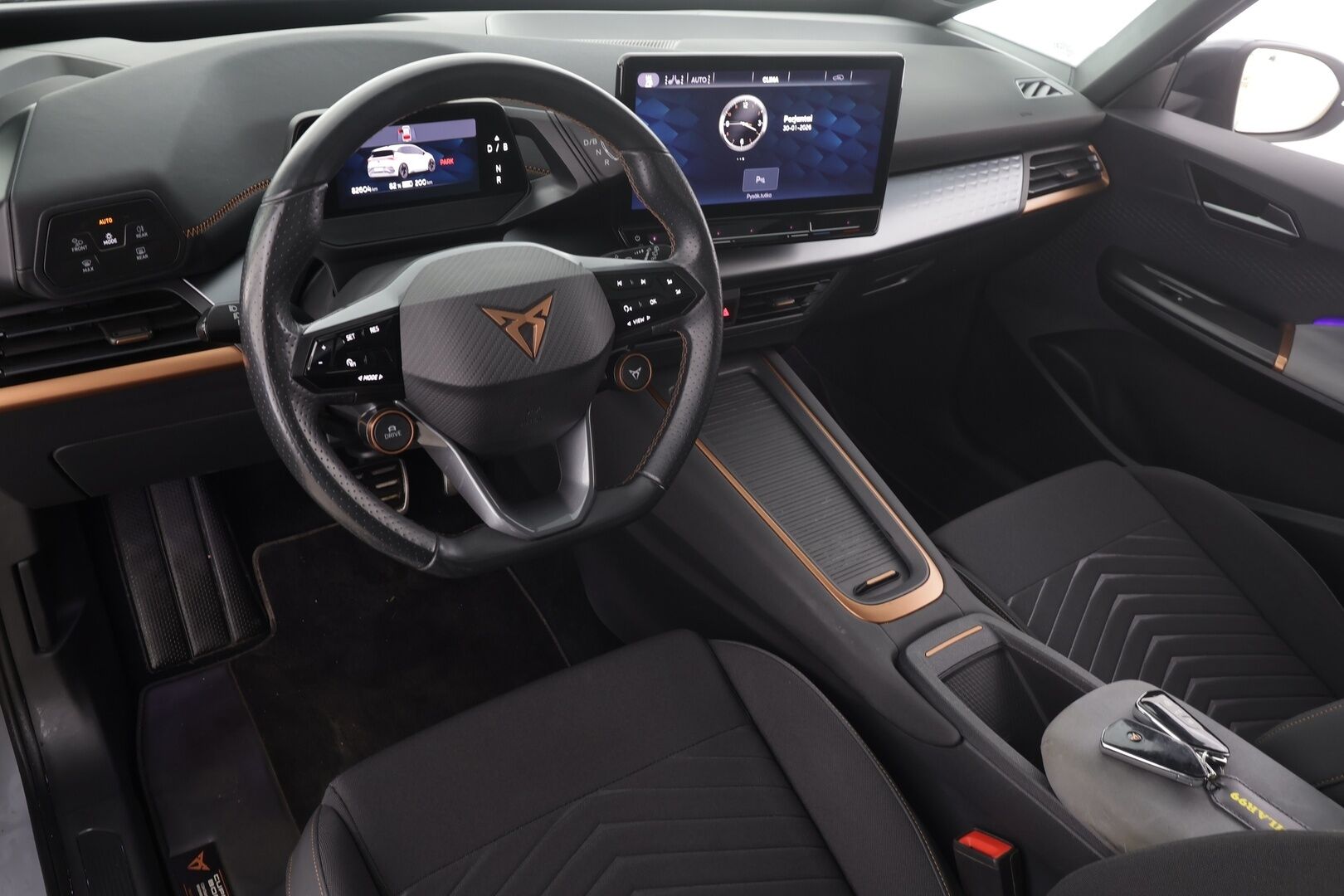 CUPRA Born 2022 e-Boost 170 kW * Panorama / Lämpöpumppu / Adapt.Vakkari / HUD / Peruutuskamera / LED / Navi / Keyless / Navi - 2x Latauskaapelit / Kahdet renkaat aluvanteilla / Akku kuntotarkastettu!