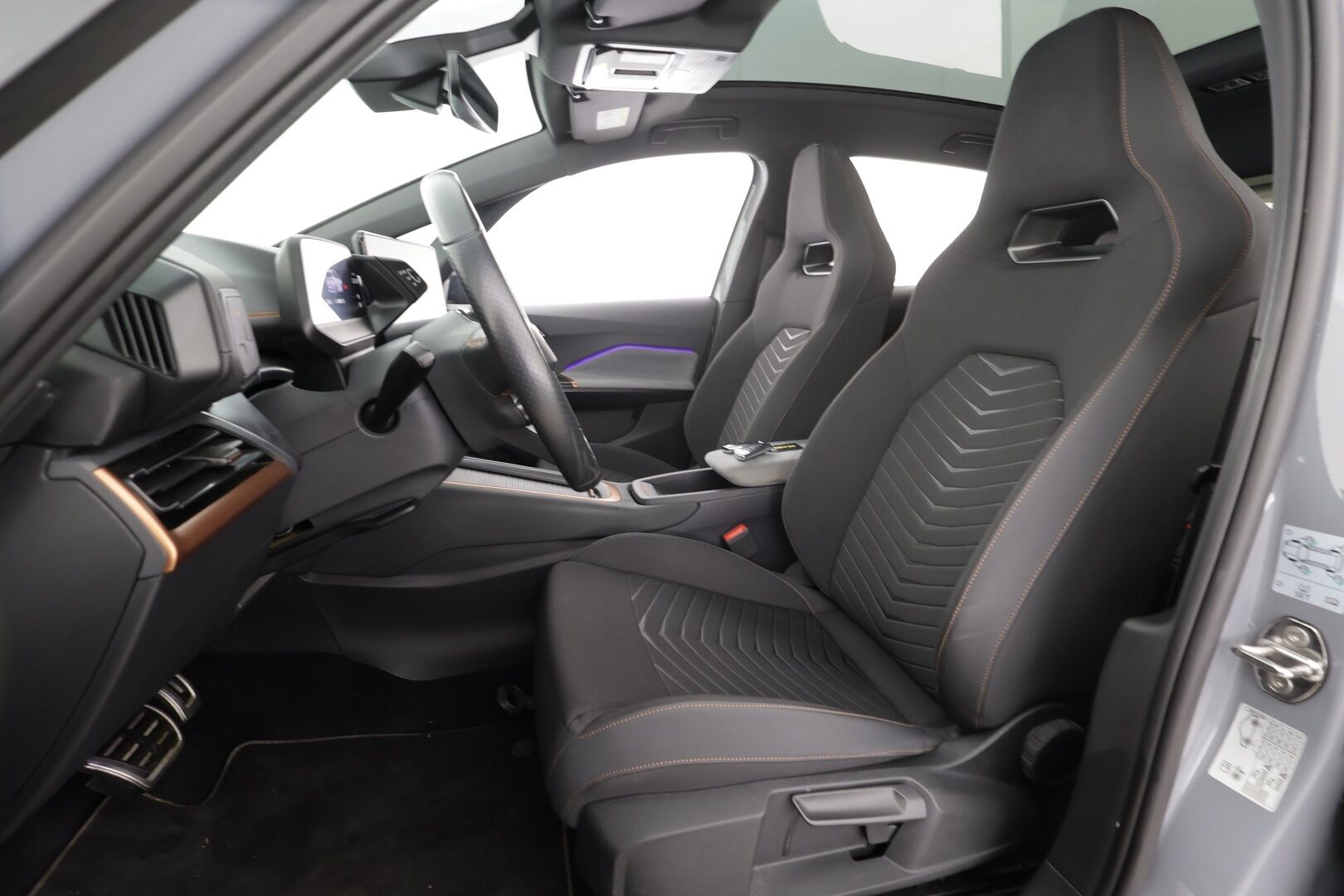 CUPRA Born 2022 e-Boost 170kW * Lasikatto / HUD / ILP / ACC / LED / P.kamera / Navi / Kaistavahti / Keyless * - 2x Latauskaapelit / Kahdet renkaat aluvanteilla