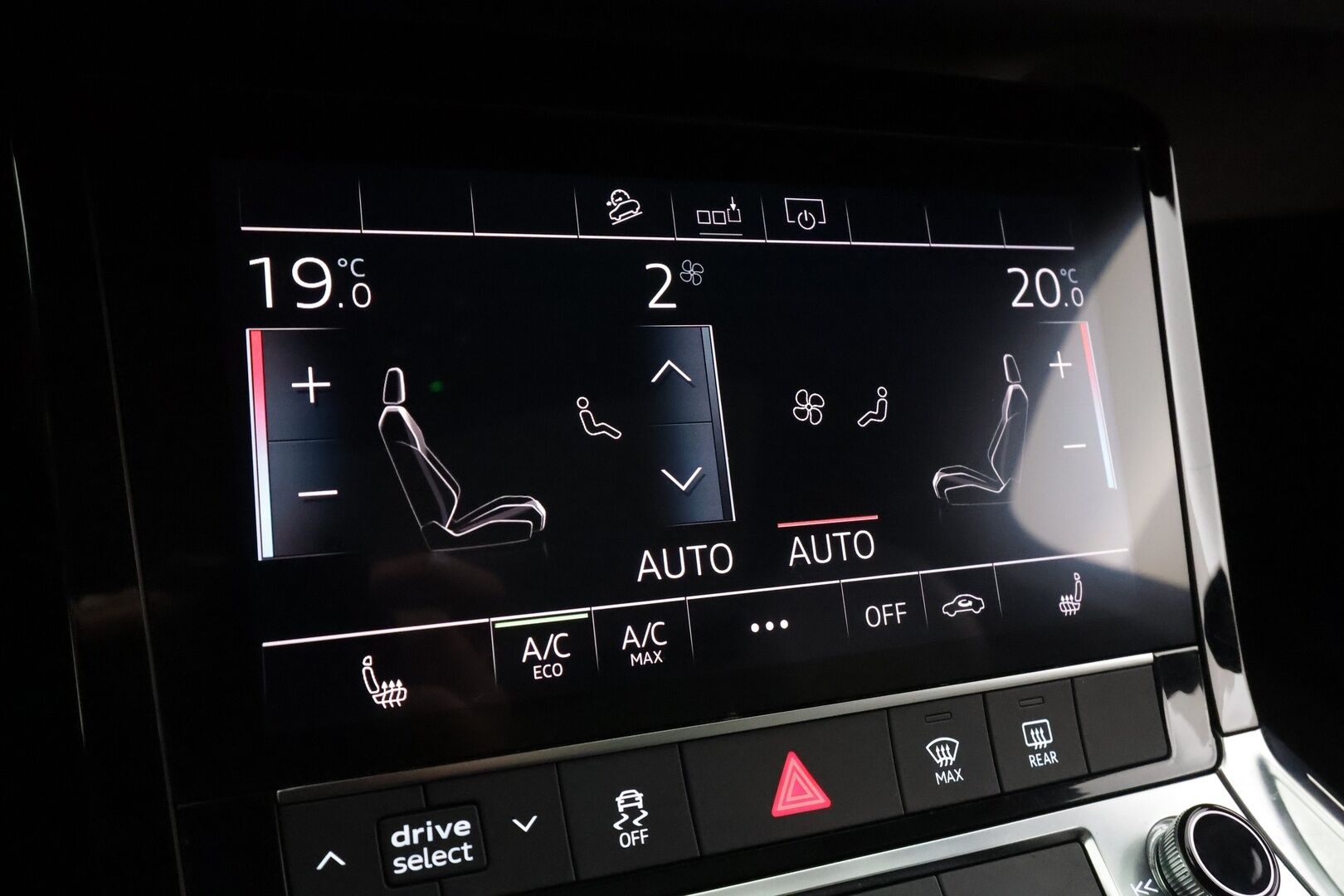 Audi e-tron 2020 Advanced 55 quattro * ACC / Matrix / P.Kamera / Kaistavahti / Panorama / Keyless / Sportpenkki Muistilla * - 2x Latauskaapelit / Kahdet renkaat aluvanteilla