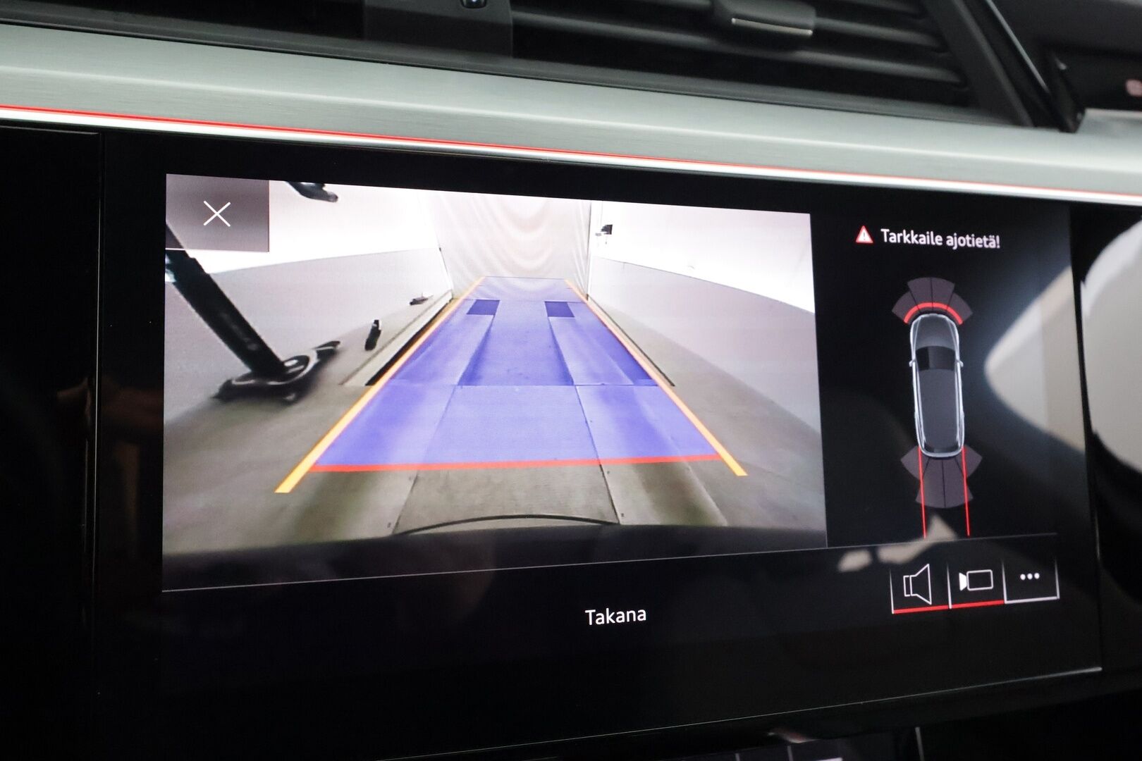 Audi e-tron 2020 Advanced 55 quattro * ACC / Matrix / P.Kamera / Kaistavahti / Panorama / Keyless / Sportpenkki Muistilla * - 2x Latauskaapelit / Kahdet renkaat aluvanteilla