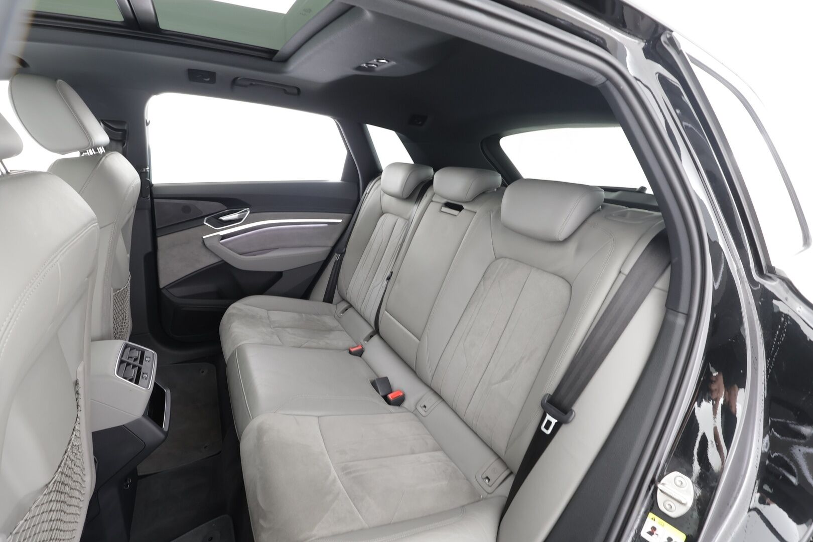 Audi e-tron 2020 Advanced 55 quattro * ACC / Matrix / P.Kamera / Kaistavahti / Panorama / Keyless / Sportpenkki Muistilla * - 2x Latauskaapelit / Kahdet renkaat aluvanteilla