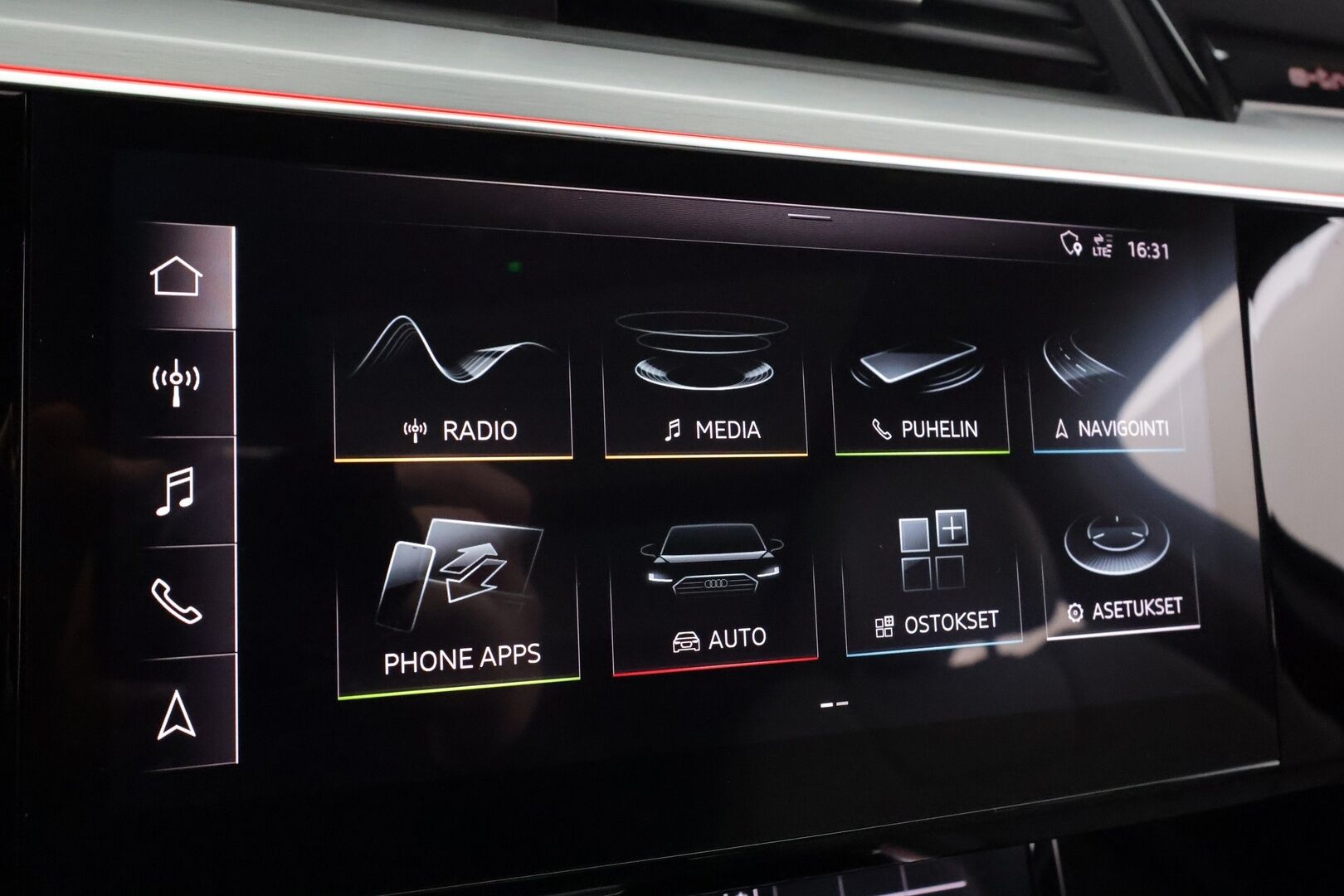 Audi e-tron 2020 Advanced 55 quattro * ACC / Matrix / P.Kamera / Kaistavahti / Panorama / Keyless / Sportpenkki Muistilla * - 2x Latauskaapelit / Kahdet renkaat aluvanteilla