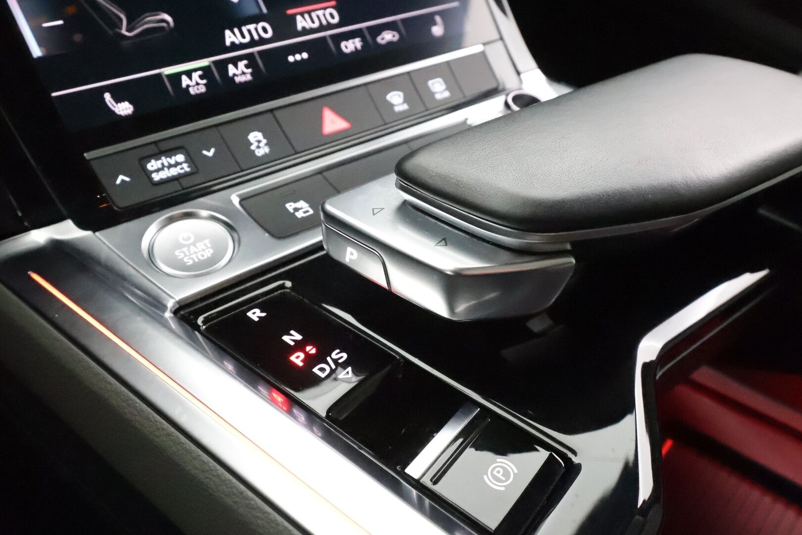 Audi e-tron 2020 Advanced 55 quattro * ACC / Matrix / P.Kamera / Kaistavahti / Panorama / Keyless / Sportpenkki Muistilla * - 2x Latauskaapelit / Kahdet renkaat aluvanteilla