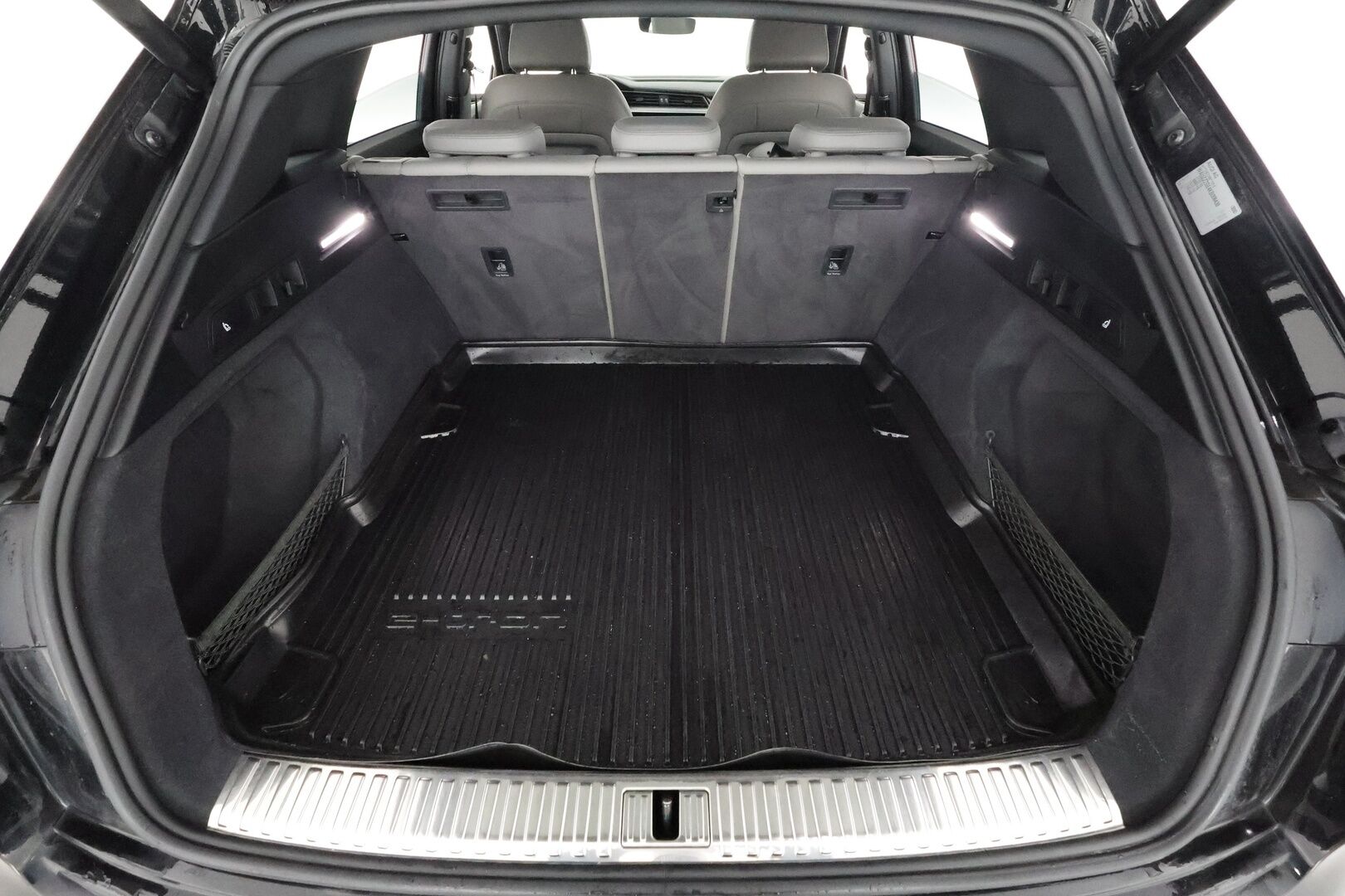 Audi e-tron 2020 Advanced 55 quattro * ACC / Matrix / P.Kamera / Kaistavahti / Panorama / Keyless / Sportpenkki Muistilla * - 2x Latauskaapelit / Kahdet renkaat aluvanteilla