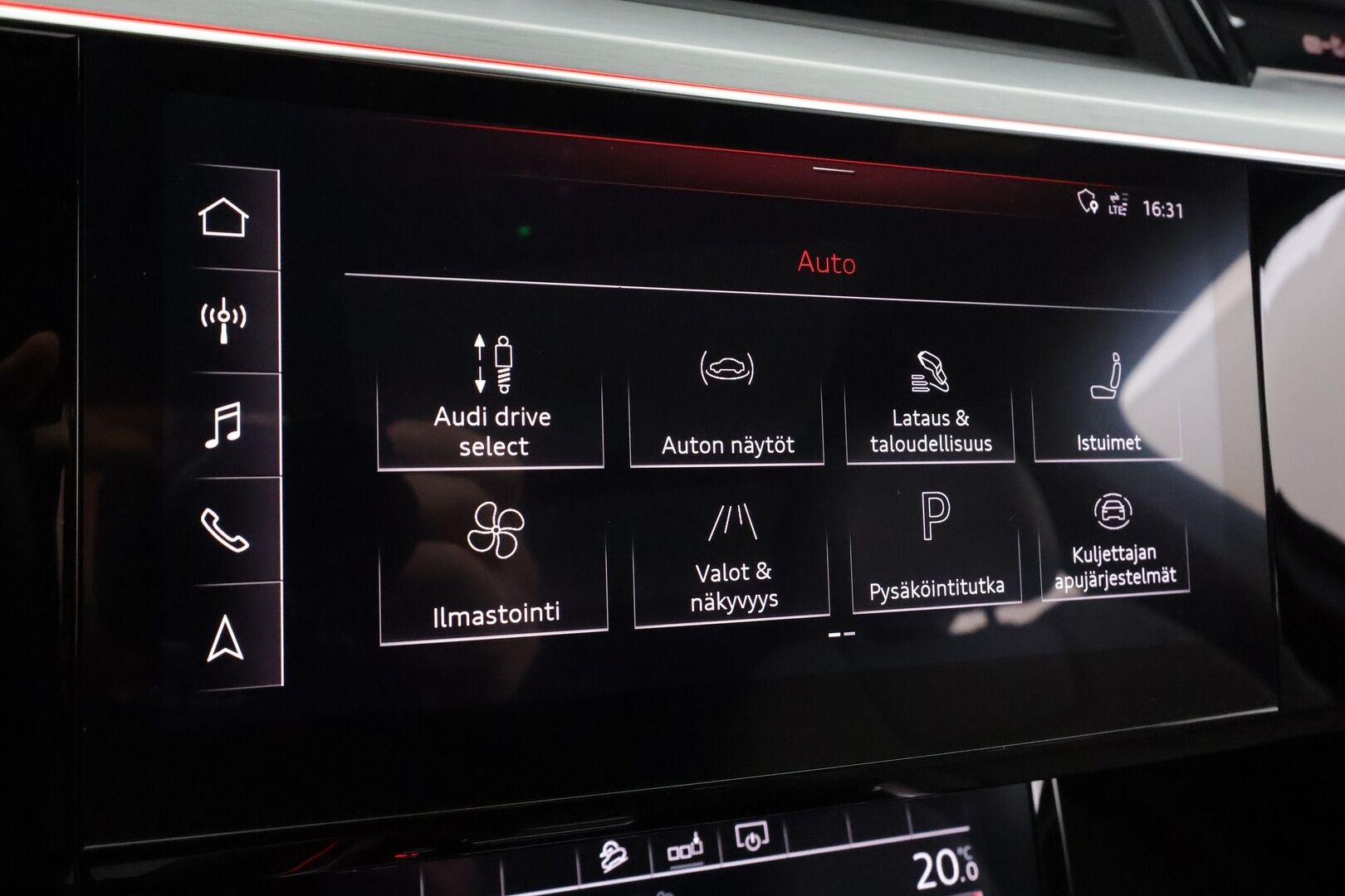 Audi e-tron 2020 Advanced 55 quattro * ACC / Matrix / P.Kamera / Kaistavahti / Panorama / Keyless / Sportpenkki Muistilla * - 2x Latauskaapelit / Kahdet renkaat aluvanteilla